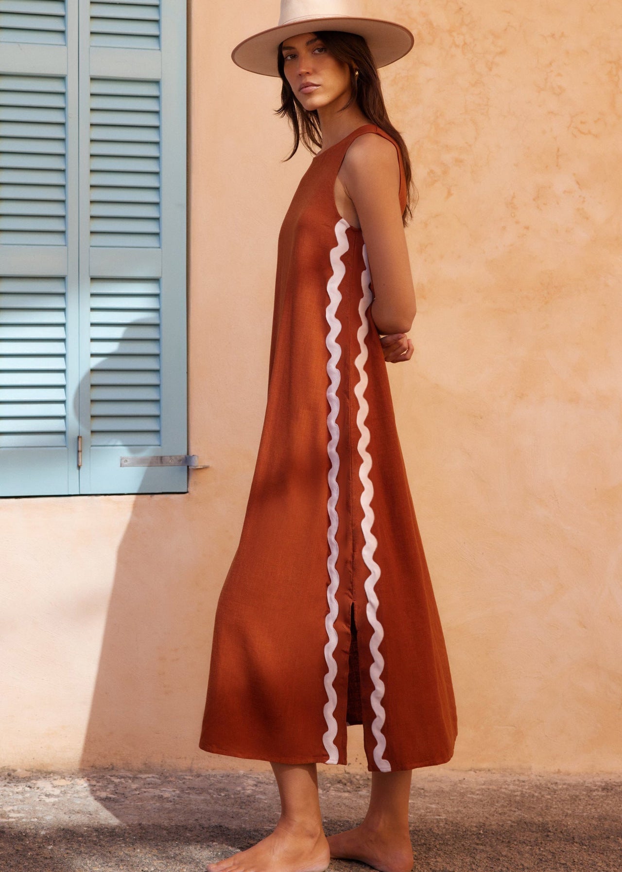 Canyon Trace – Sleeveless Rust Midi Dress with Wavy Trim